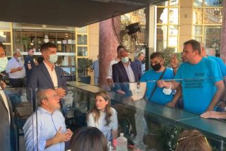 Κωστής Χατζηδάκης: Απολυμένοι εργαζόμενοι του διαμαρτυρήθηκαν έντονα ενώ έπινε καφέ