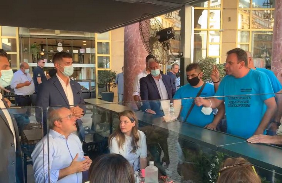 Κωστής Χατζηδάκης: Απολυμένοι εργαζόμενοι του διαμαρτυρήθηκαν έντονα ενώ έπινε καφέ