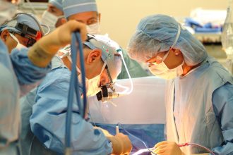 Επαναστατική μεταμόσχευση μυελού των οστών που «σβήνει» τη χημειοθεραπεία