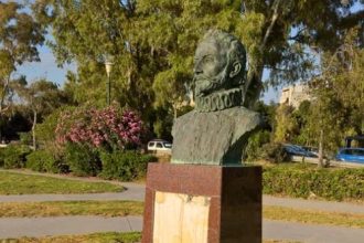 Πάτρα: Απίστευτο! Εκλεψαν την χάλκινη επιγραφή από την προτομή στον Φάρο – ΦΩΤΟ