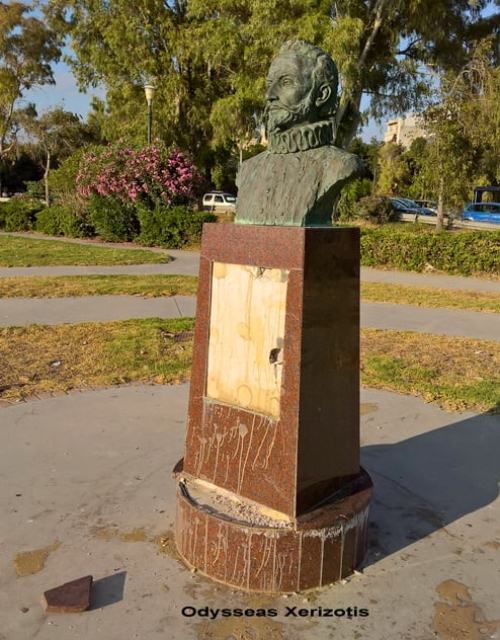 Πάτρα: Απίστευτο! Εκλεψαν την χάλκινη επιγραφή από την προτομή στον Φάρο – ΦΩΤΟ