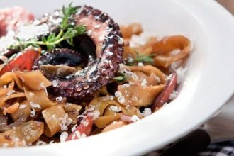 Μοναστηριακό κοκκινιστό χταποδάκι με χυλοπίτες