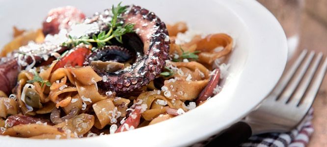 Μοναστηριακό κοκκινιστό χταποδάκι με χυλοπίτες