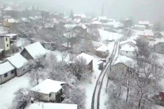 Χριστούγεννα σε λευκό τοπίο - "Αγριεύει" ο καιρός τις επόμενες ώρες (ΒΙΝΤΕΟ)