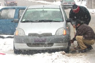 Υποχρεωτικός από τις 22:00 ο εφοδιασμός με αλυσίδες σε όλη την Αττική - Μήνυμα του 112 στην Εύβοια, σε τέσσερις φάσεις η κακοκαιρία
