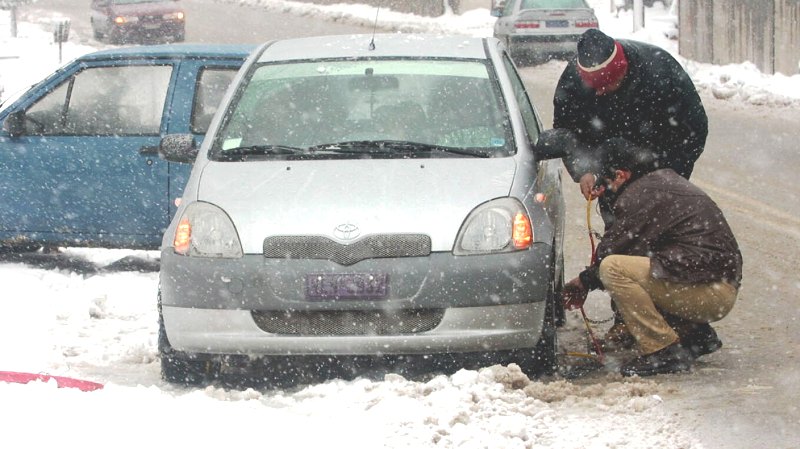 Υποχρεωτικός από τις 22:00 ο εφοδιασμός με αλυσίδες σε όλη την Αττική - Μήνυμα του 112 στην Εύβοια, σε τέσσερις φάσεις η κακοκαιρία