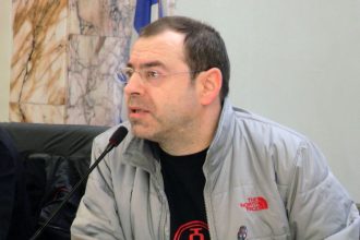 Θα αντιδράσουμε σε αυτήν την κατάσταση ή θα σκιαμαχούμε μεταξύ μας για το πού και πόσα τμήματα