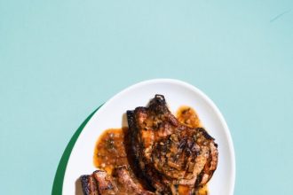 Χοιρινές μπριζόλες με σάλτσα ξιδιού και φασκόμηλο