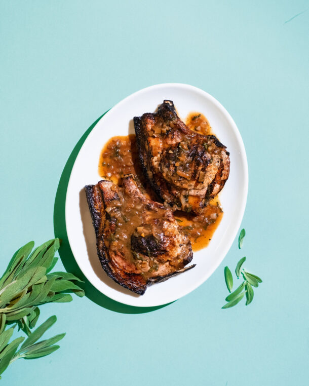 Χοιρινές μπριζόλες με σάλτσα ξιδιού και φασκόμηλο