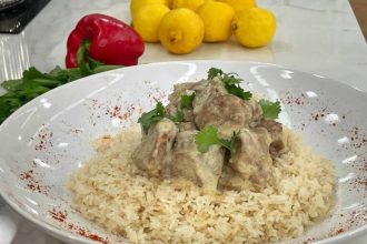 Καλοκαιρινό χοιρινό κατσαρόλας με γιαούρτι, μουστάρδα και λεμόνι