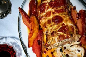 Χοιρινό ρολό στον φούρνο με μυρωδικά, σταφίδες και κυδώνια