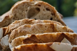 Σπιτικό και αφράτο χωριάτικο ψωμί