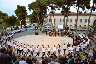 Με μεγάλη επιτυχία ολοκληρώθηκε το Φεστιβάλ ελληνικών παραδοσιακών χορών των δημοτικών σχολείων του Δήμου Αιγιαλείας