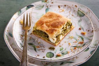 Χορτόπιτα με χειροποίητη μακεδονίτικη σφολιάτα