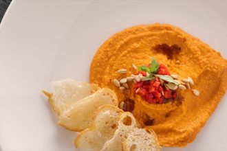 Φτιάξτε το πιο νόστιμο χούμους με πιπεριά Φλωρίνης