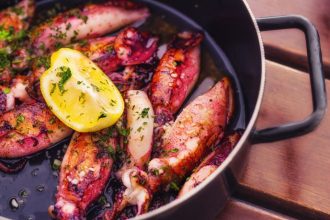 Καλαμάρι γεμιστό με καρότο και σάλτσα από αρακά