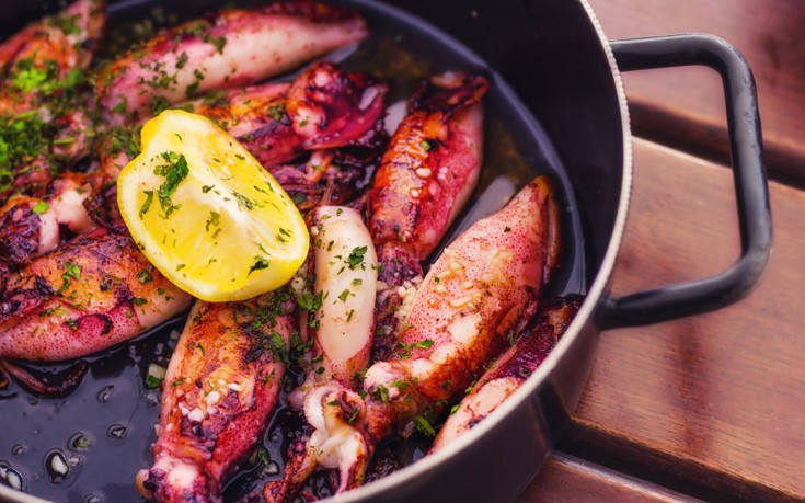 Καλαμάρι γεμιστό με καρότο και σάλτσα από αρακά