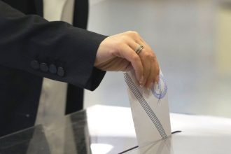 Δημοσκόπηση Alco: Οχι social media στα παιδιά λέει το 72% - Ποιοι είναι οι πιο επιτυχημένοι υπουργοί - ΚΑΡΤΕΣ