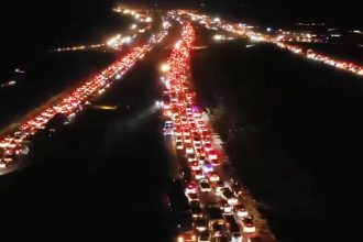 Απίστευτες εικόνες! Ένα «ποτάμι» προσφύγων επιστρέφει στη Δαμασκό μετά την πτώση Άσαντ (ΒΙΝΤΕΟ)