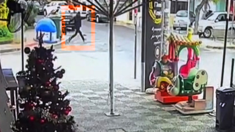 Από θαύμα δεν θρηνήσαμε αθώους στο μακελειό της Γλυφάδας: Ο Τούρκος κακοποιός σηκώνει το όπλο και σημαδεύει το θύμα του (ΒΙΝΤΕΟ)