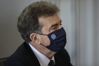 Ο Χρυσοχοϊδης "πέταξε" πάνω από τα καμένα στην Αχαΐα