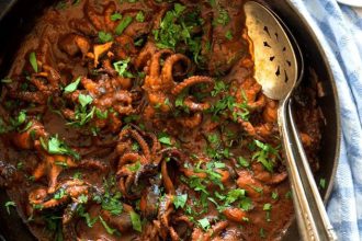 Χταπόδι κρασάτο με καλαμαράκια