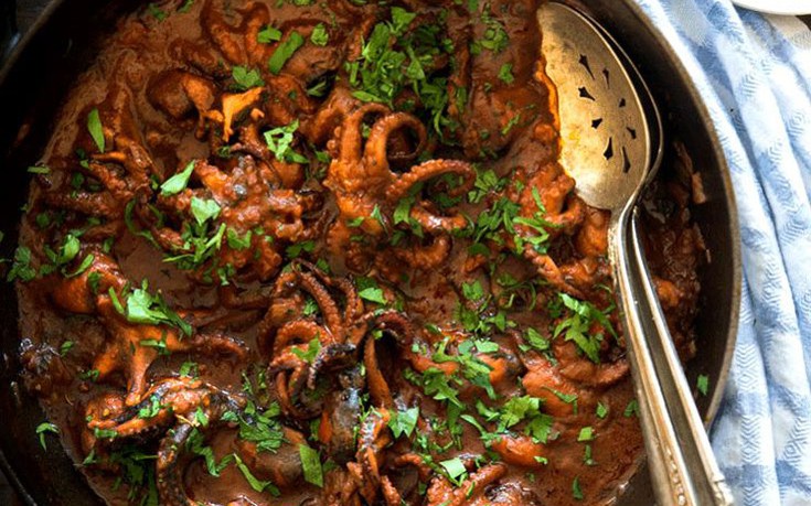 Χταπόδι κρασάτο με καλαμαράκια