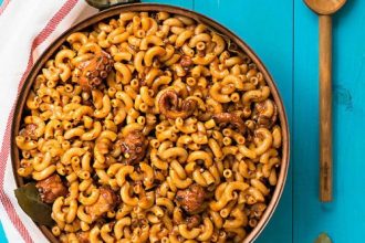 Χταποδάκι κοκκινιστό με κοφτό μακαρονάκι