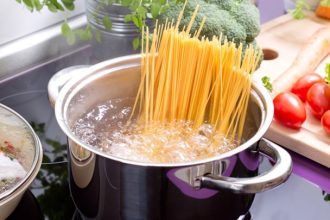 Γιατί δεν πρέπει να πετάμε το νερό από το στράγγισμα των μακαρονιών - Δείτε μερικές ιδέες