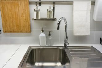 Πώς να ξεβουλώσετε τον νεροχύτη σας σε 15 δευτερόλεπτα