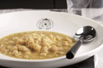 Ρεβιθάδα με κρεμμύδι και ρίγανη