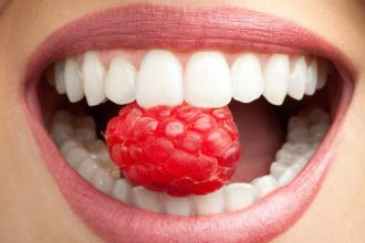 Πώς θα φαίνονται τα δόντια σας πιο λευκά