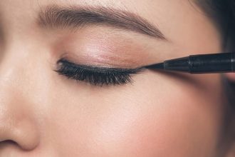 Να πώς να κρατήσετε το eyeliner στη θέση του όλη μέρα
