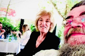 Ο Σταμάτης Κραουνάκης με τη Σία Αναγνωστοπούλου στο Μοναστηράκι