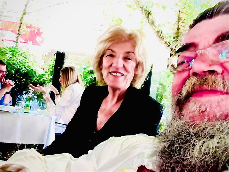 Ο Σταμάτης Κραουνάκης με τη Σία Αναγνωστοπούλου στο Μοναστηράκι