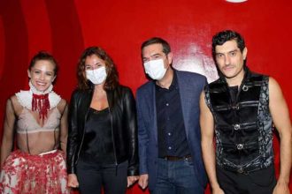 Τσίπρας - Μπαζιάνα: Στην τελευταία παράσταση της Έλλης Τρίγγου