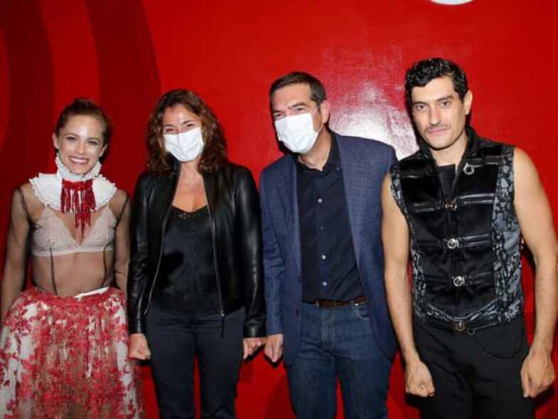 Τσίπρας - Μπαζιάνα: Στην τελευταία παράσταση της Έλλης Τρίγγου