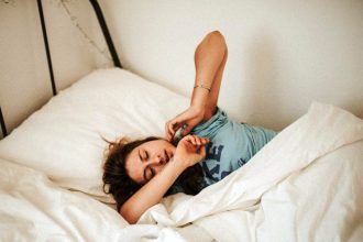 Αν νιώθεις συνέχεια κουρασμένη, κόψε αυτές τις συνήθειες