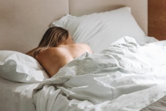 Γιατί το να κοιμόμαστε γυμνές κάνει καλό στην υγεία μας