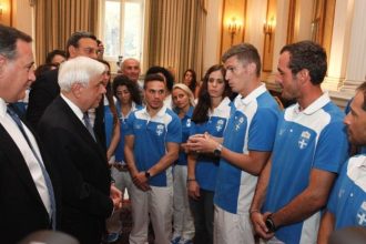 Οι Ολυμπιονικές δώρισαν στον Παυλόπουλο την ελληνική σημαία με τις υπογραφές τους - ΦΩΤΟΓΡΑΦΙΕΣ