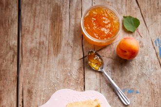 Μπάρες καρύδας γεμιστές με σπιτική μαρμελάδα βερίκοκο