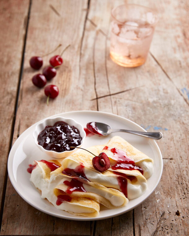 Κρέπες γεμιστές με κρέμα γιαουρτιού και μαρμελάδα κεράσι