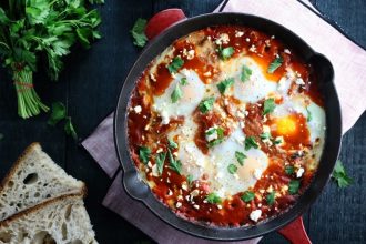 Αυγά στο φούρνο με σάλτσα ντομάτας και λουκάνικο