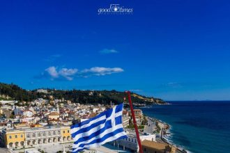 Ζάκυνθος: Ύψωσαν σημαία 150 τ.μ σε 38 μέτρα ύψος πάνω από την πλ. Διονυσίου Σολωμού!