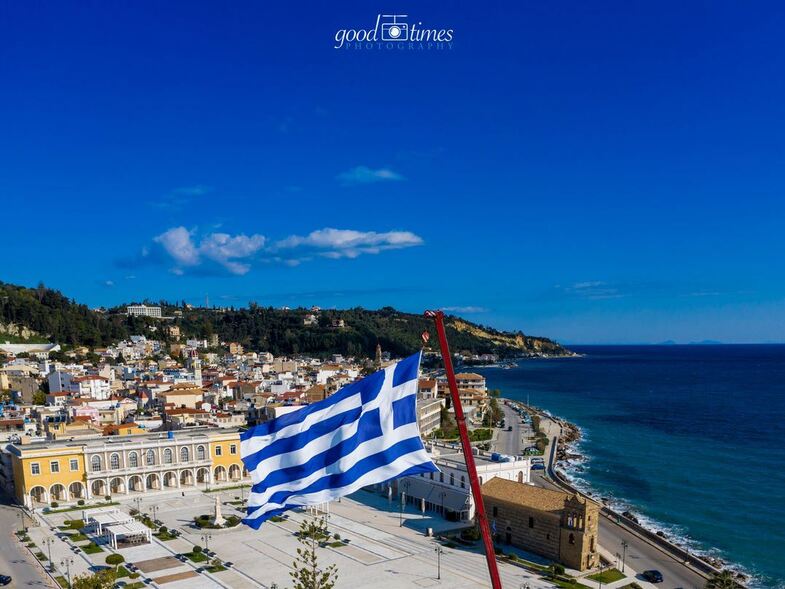 Ζάκυνθος: Ύψωσαν σημαία 150 τ.μ σε 38 μέτρα ύψος πάνω από την πλ. Διονυσίου Σολωμού!