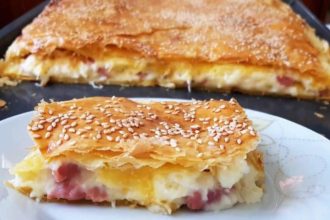 Ζαμπονοτυρόπιτα με μπεσαμέλ και μια ζύμη «όνειρο»
