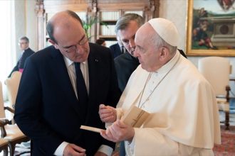 Μια φανέλα του Μέσι για τον Πάπα