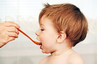 Υπερβολική ζάχαρη στις βρεφικές τροφές προειδοποιεί ο ΠΟΥ