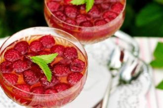 Γιορτινό ζελέ σαμπάνιας με κόκκινα φρούτα για να εντυπωσιάσετε στο ρεβεγιόν