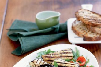 Μελιτζάνα ψητή σε ρολάκια με ρικότα και αρωματικά